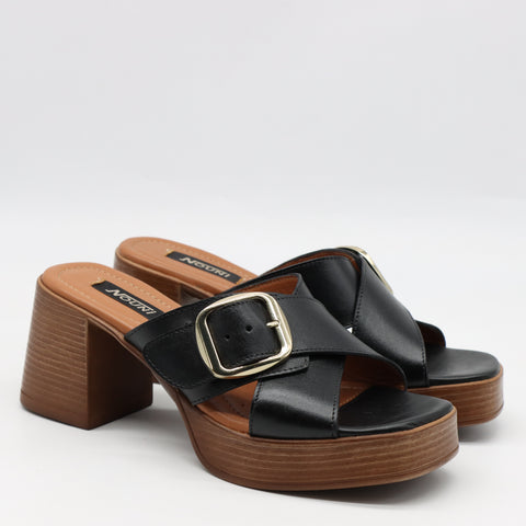 SANDALE EN CUIR À TALON CARRÉE EFFET BOIS
