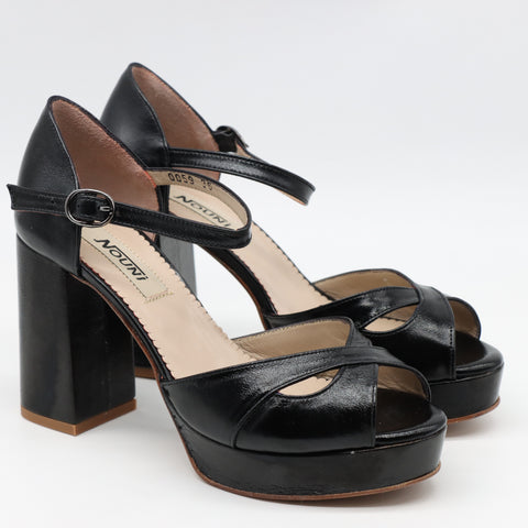 SANDALES EN CUIR À TALONS HAUTES ET BRIDES À CHEVILLE