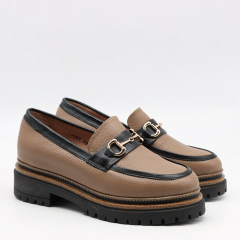 CHAUSSURES EN CUIR  À MORS DORÉ ET SEMELLE CRANTÉE