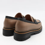 CHAUSSURES EN CUIR  À MORS DORÉ ET SEMELLE CRANTÉE