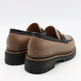 CHAUSSURES EN CUIR  À MORS DORÉ ET SEMELLE CRANTÉE