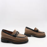 CHAUSSURES EN CUIR  À MORS DORÉ ET SEMELLE CRANTÉE