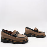 CHAUSSURES EN CUIR  À MORS DORÉ ET SEMELLE CRANTÉE