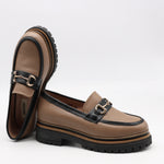 CHAUSSURES EN CUIR  À MORS DORÉ ET SEMELLE CRANTÉE
