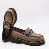 CHAUSSURES EN CUIR  À MORS DORÉ ET SEMELLE CRANTÉE