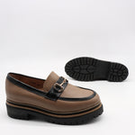 CHAUSSURES EN CUIR  À MORS DORÉ ET SEMELLE CRANTÉE