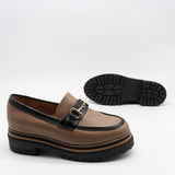 CHAUSSURES EN CUIR  À MORS DORÉ ET SEMELLE CRANTÉE