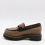 CHAUSSURES EN CUIR  À MORS DORÉ ET SEMELLE CRANTÉE