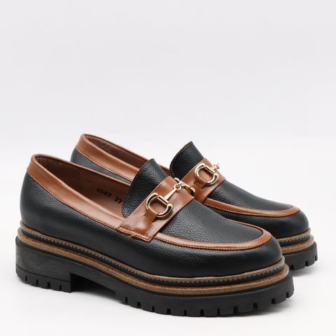 CHAUSSURES EN CUIR  À MORS DORÉ ET SEMELLE CRANTÉE