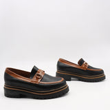 CHAUSSURES EN CUIR  À MORS DORÉ ET SEMELLE CRANTÉE