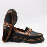 CHAUSSURES EN CUIR  À MORS DORÉ ET SEMELLE CRANTÉE