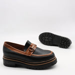 CHAUSSURES EN CUIR  À MORS DORÉ ET SEMELLE CRANTÉE