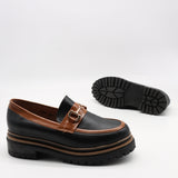 CHAUSSURES EN CUIR  À MORS DORÉ ET SEMELLE CRANTÉE