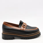 CHAUSSURES EN CUIR  À MORS DORÉ ET SEMELLE CRANTÉE