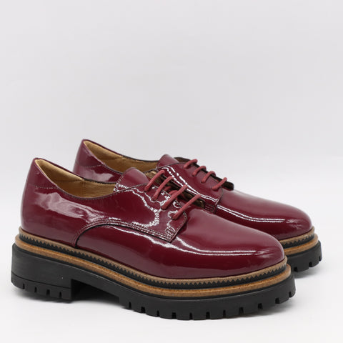 RICHELIEU EN CUIR VERNIS ET SEMELLE CRANTÉE