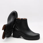 BOTTINES EN CUIR À TALONS CARRÉE