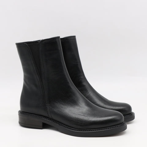 BOTTINES EN CUIR À TALONS CARRÉE