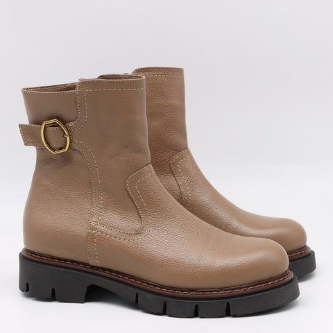 BOTTINES EN CUIR ET SEMELLE CRANTÉE