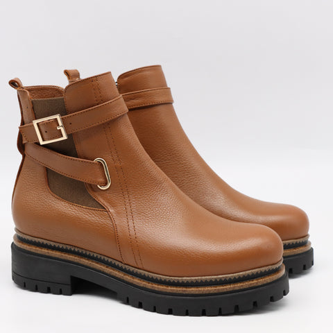 BOTTINES EN CUIR À SEMELLES CRANTÉE