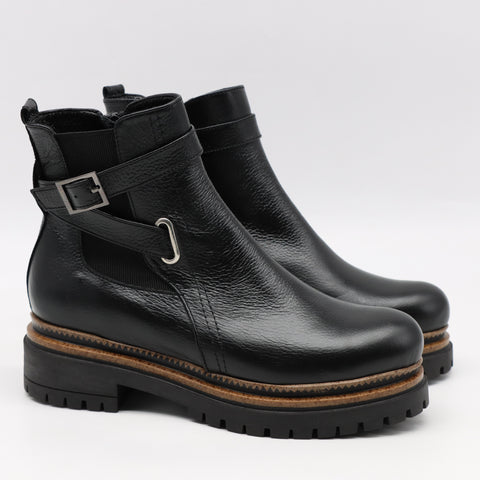 BOTTINES EN CUIR À SEMELLES CRANTÉE