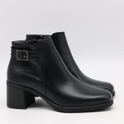 BOTTINES EN CUIR À TALONS CARRÉE
