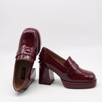 ESCARPINS À TALONS ET BOUT  EN CUIR VERNIS