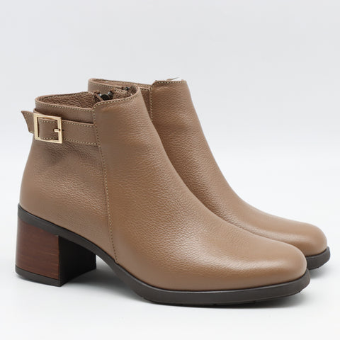 BOTTINES EN CUIR À TALONS CARRÉE