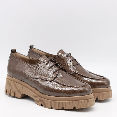 CHAUSSURES EN CUIR VERNIS ET SEMELLE CRANTÉE