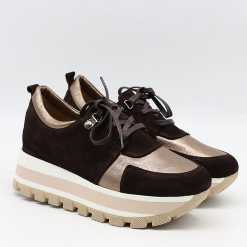 BASKETS À LACETS EN DAIM CUIR ET SEMELLE COMPENSÉE CRANTÉE