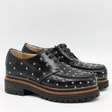 CHAUSSURES EN CUIR À STRASS CLOUS ET SEMELLE CRANTÉE