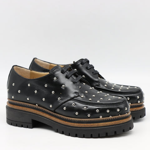 CHAUSSURES EN CUIR À STRASS CLOUS ET SEMELLE CRANTÉE