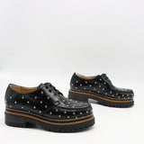 CHAUSSURES EN CUIR À STRASS CLOUS ET SEMELLE CRANTÉE