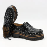 CHAUSSURES EN CUIR À STRASS CLOUS ET SEMELLE CRANTÉE