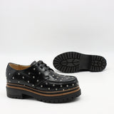 CHAUSSURES EN CUIR À STRASS CLOUS ET SEMELLE CRANTÉE