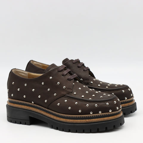 CHAUSSURES EN CUIR À STRASS CLOUS ET SEMELLE CRANTÉE