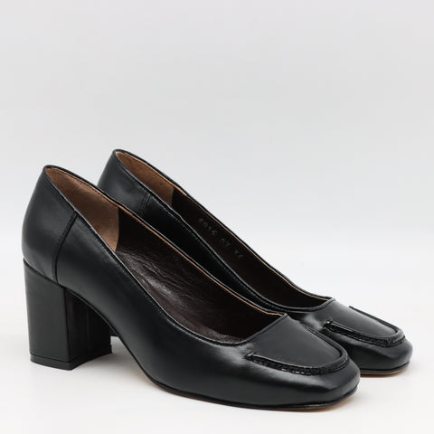 ESCARPINS EN CUIR  ET BOUT CARRÉ